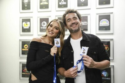 Rafa Brites e Felipe Andreoli seguram crachá da RECORD nas mãos