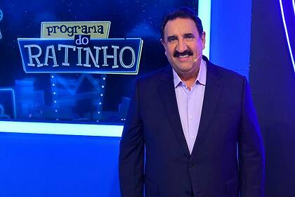 Ratinho em frente ao televisor no Programa do Ratinho