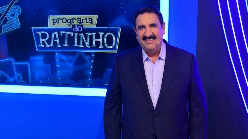 Ratinho em frente ao televisor no Programa do Ratinho