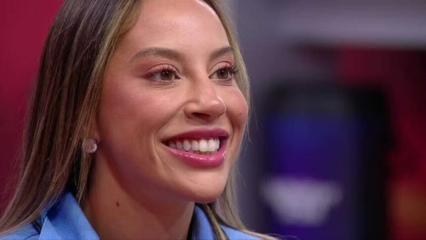 Renata sorridente, em trecho do Almoço do Anjo no BBB 25