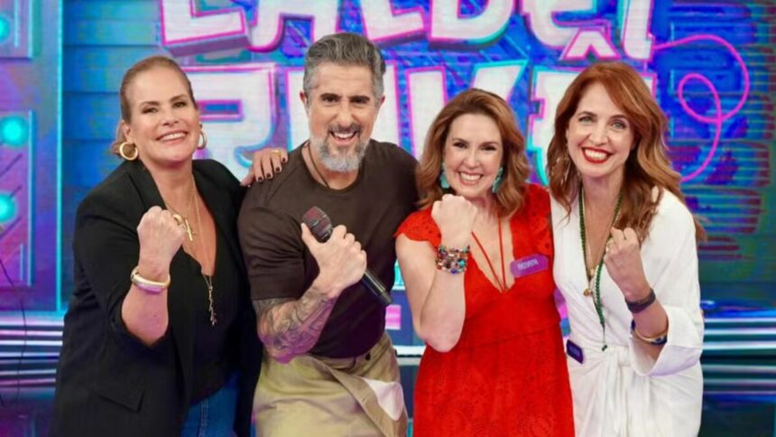 Renata Ceribelli, Poliana Abritta e Renata Capucci, ao lado de Marcos Mion, no cenário do Caldeirão