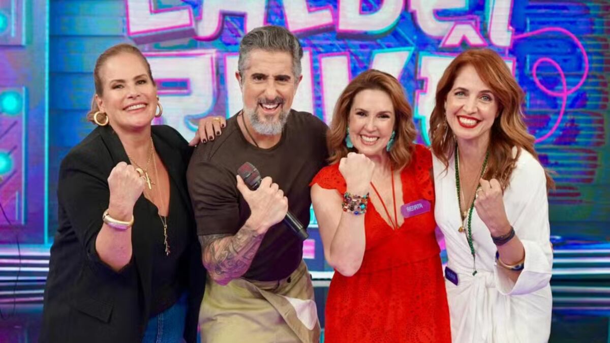Renata Ceribelli, Poliana Abritta e Renata Capucci, ao lado de Marcos Mion, no cenário do Caldeirão