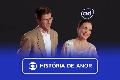 Casal de protagonistas de História de Amor sorridentes na arte do resumo da novela