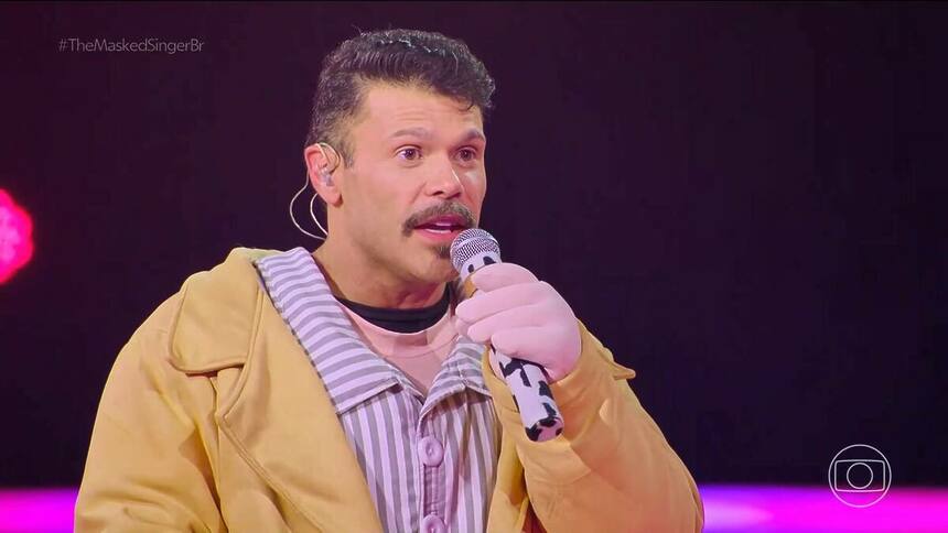 Sertanejo Marcos, após ser desmacarado como Bruno Mezenga, no The Masked Singer Brasil