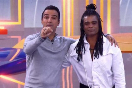 Tadeu Schmidt e Diogo Almeida, abraçados, no cenário do BBB 25