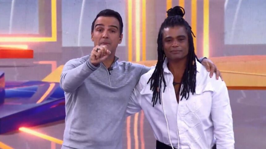 Tadeu Schmidt e Diogo Almeida, abraçados, no cenário do BBB 25