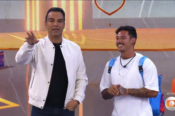 Tadeu Schmidt, ao lado de Gabriel, no estúdio do BBB 25, no pós-eliminação
