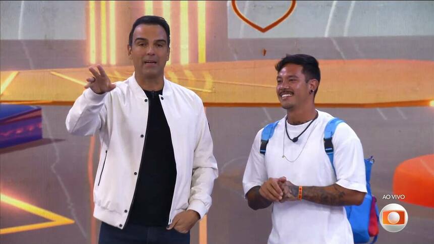 Tadeu Schmidt, ao lado de Gabriel, no estúdio do BBB 25, no pós-eliminação