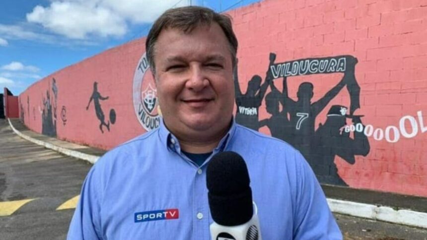 Thiago Mastroianni em foto posada com o uniforme de esportes da Globo, segundo um microfone.