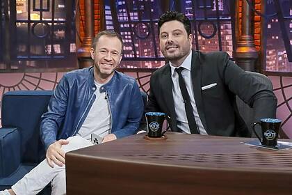 Tiago Leifert e Danilo Gentili, em foto posada no cenário do The Noite