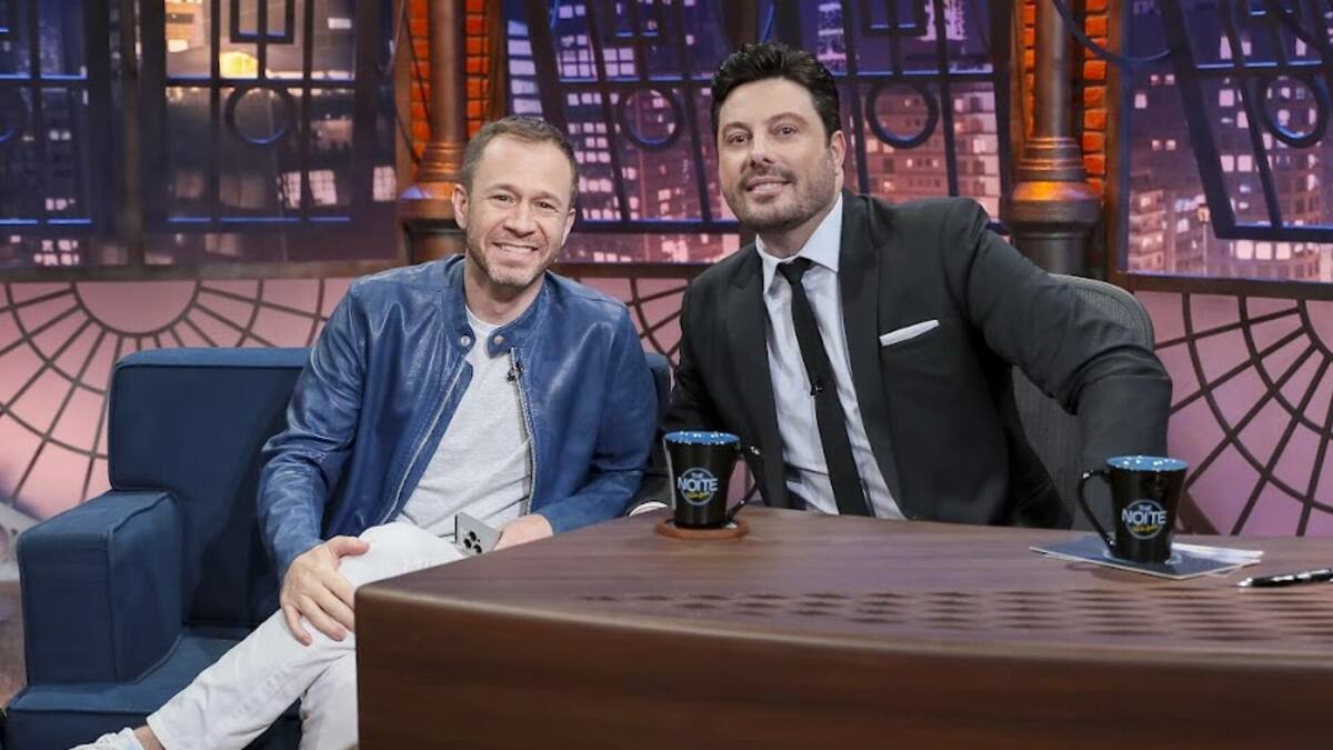 Tiago Leifert e Danilo Gentili, em foto posada no cenário do The Noite