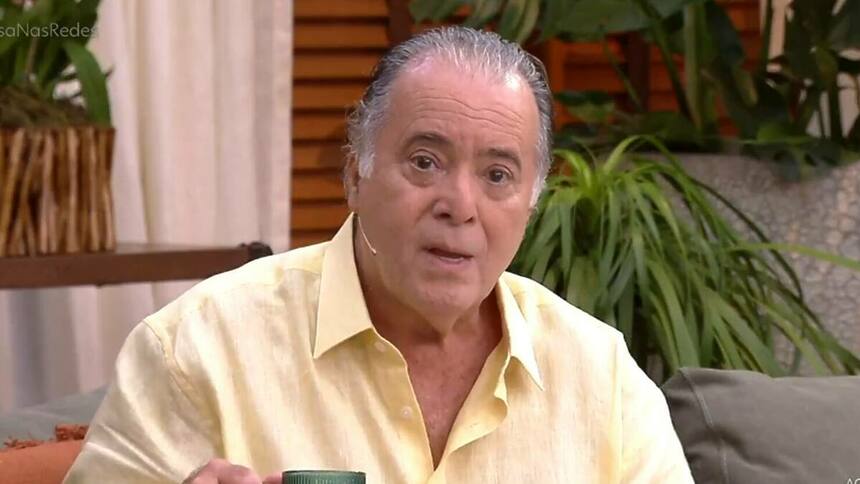 Tony Ramos, sentado no sofá do É de Casa, com um caneca de café na mão