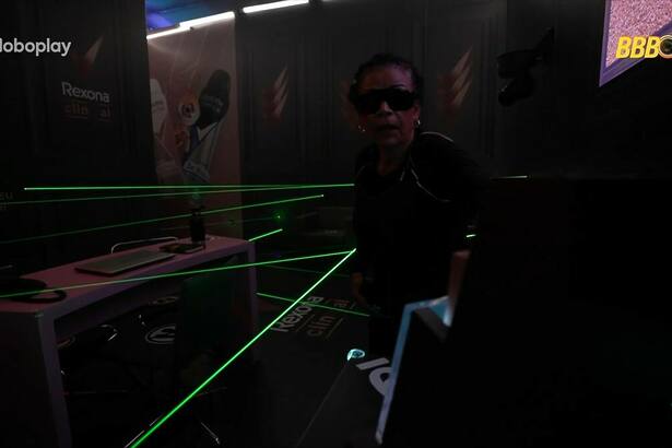 Vilma tenta passar pelos lasers da Prova do Anjo, usando um óculos escuro no BBB 25