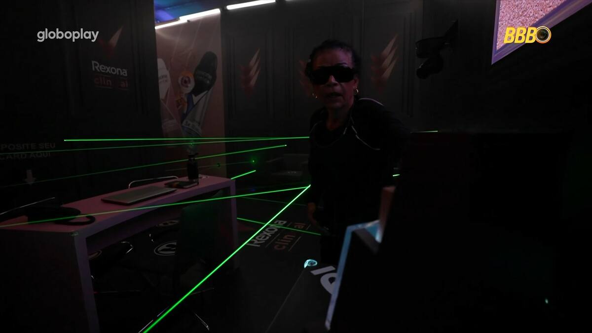 Vilma tenta passar pelos lasers da Prova do Anjo, usando um óculos escuro no BBB 25