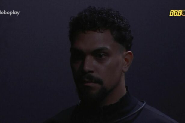 Vinicius, no Quarto do Desafio, que é todo escuro no BBB 25