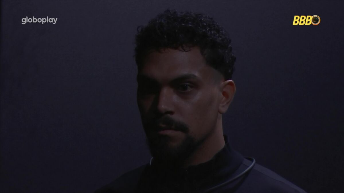 Vinicius, no Quarto do Desafio, que é todo escuro no BBB 25