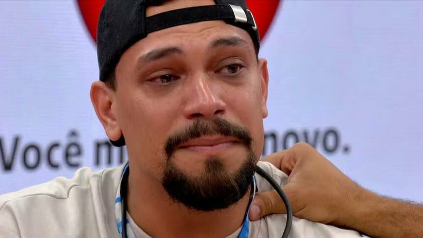 Vinicius chorando no Almoço do Anjo no BBB 25