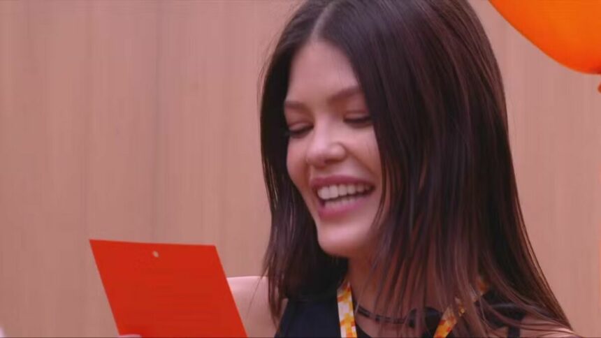 Vitória Strada sorridente no Apê do Líder do BBB 25