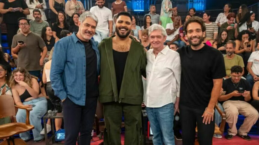 William Bonner, Paulo Vieira, Serginho Groisman e Humberto Carrão em foto posada no estúdio do Altas Horas