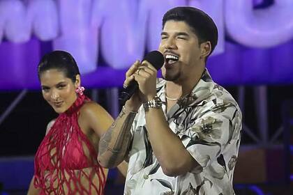 Zé Vaqueiro, com uma bailarina ao fundo, em trecho de apresentação no palco do Caldeirão de Verão