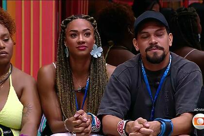 Aline e Vinicius sentados na sala do BBB 25