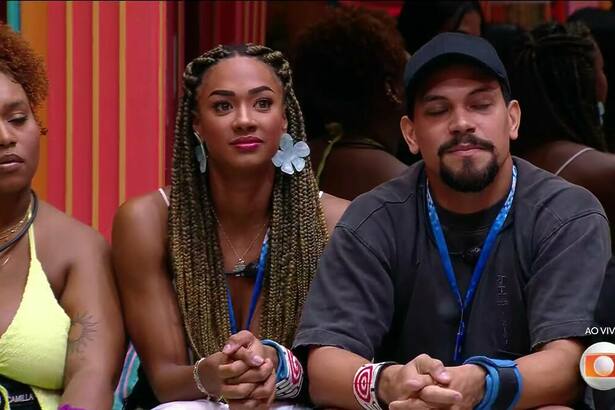 Aline e Vinicius sentados na sala do BBB 25