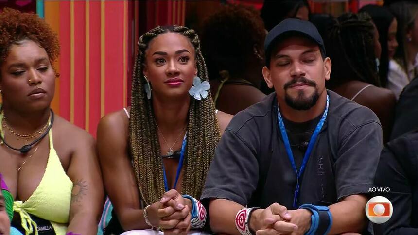 Aline e Vinicius sentados na sala do BBB 25