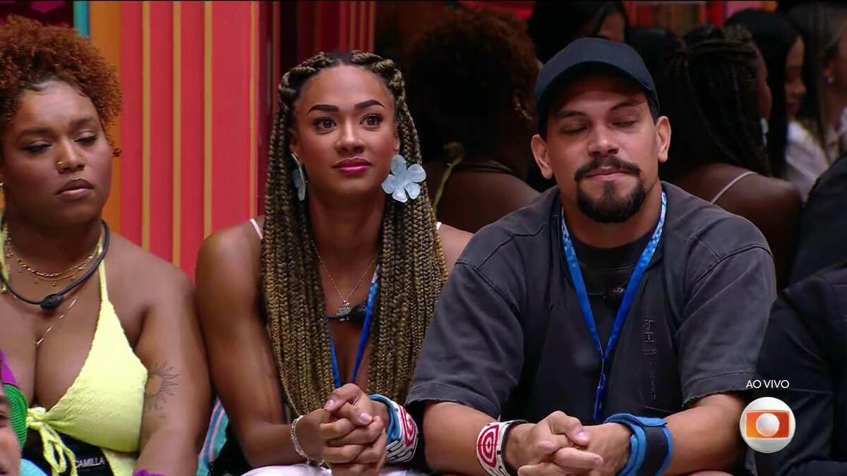 Aline e Vinicius sentados na sala do BBB 25