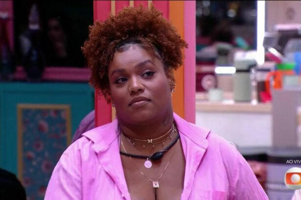 Camilla veste blusa rosa e olha para o telão após ser vetada da Festa do Líder João Pedro no BBB 25