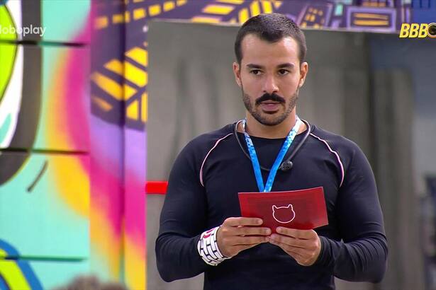 Mateus segura card vermelho com o castigo do monstro na 4ª Prova do Anjo do BBB 25