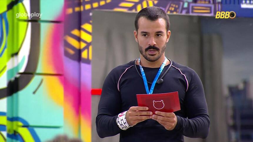 Mateus segura card vermelho com o castigo do monstro na 4ª Prova do Anjo do BBB 25