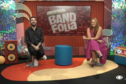 Gabriel Pinheiro e Mari Belém sorridentes no estúdio do Concentração Band Folia 2025