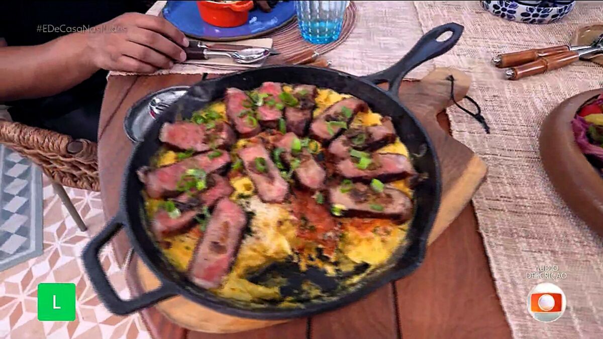 Contrafilé com macarrão crocante em cima da mesa no É de Casa