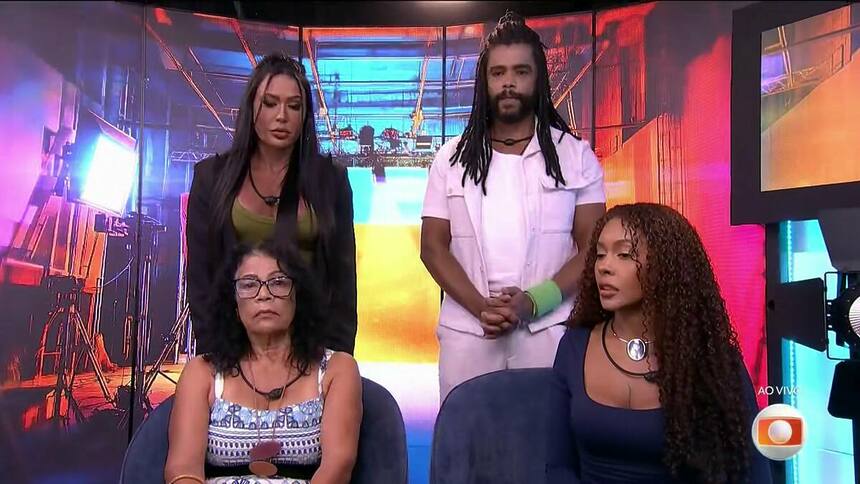 Gracyanne e Diogo em pé e Vilma e Giovanna sentadas no confessionário do BBB 25