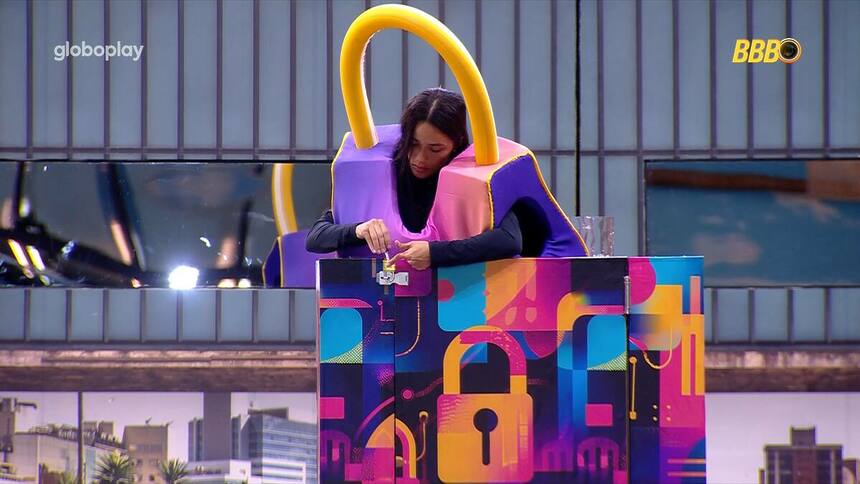 Eva exausta colocando a chave no cadeado do castigo do Monstro do BBB 25