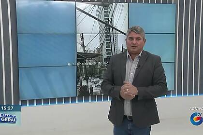 Com terno preto, apresentador Gernand Lopes está no centro do cenário do Balanço Geral PE