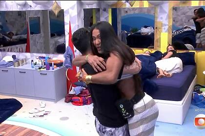 João Pedro abraça Gracyanne bem forte no quarto do BBB 25