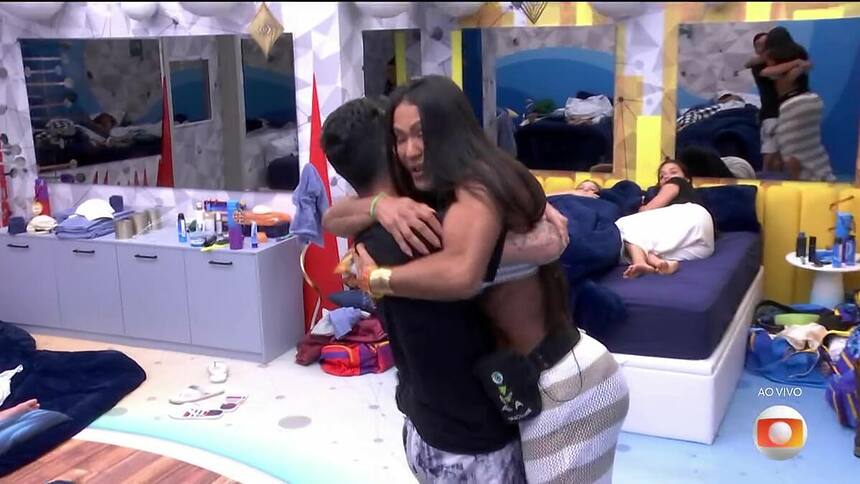 João Pedro abraça Gracyanne bem forte no quarto do BBB 25