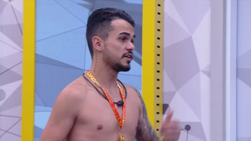 João Gabriel sem camisa no quarto do líder do BBB 25