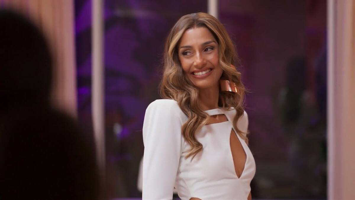 Camila Pitanga sorrindo como Lola, a vilã de Beleza Fatal