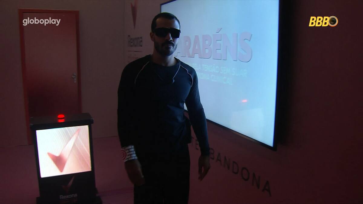 Mateus de roupa preta e óculos escuro na Prova do Anjo