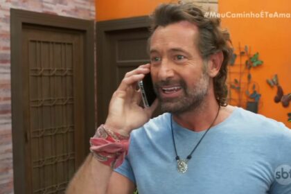 Guillermo, Gabriel Soto, atende telefone em cena da novela mexicana Meu Caminho é Te Amar