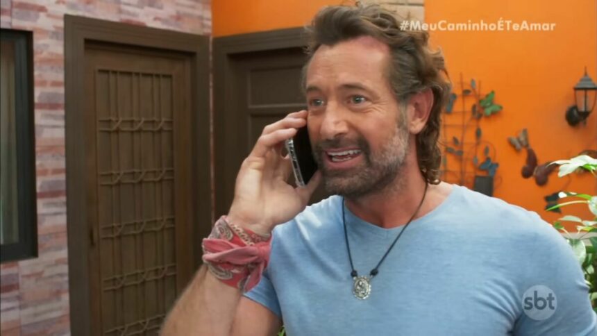 Guillermo, Gabriel Soto, atende telefone em cena da novela mexicana Meu Caminho é Te Amar