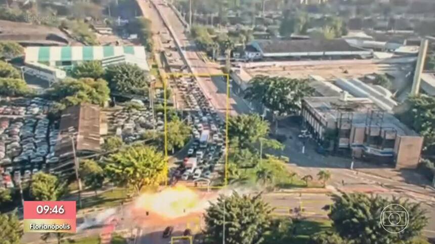 Avião em chamas na Avenida Marquês de São Vicente na Barra Funda em São Paulo