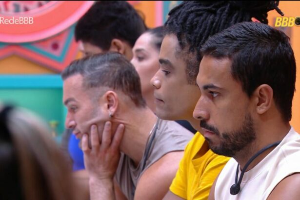 Diego, que já está emparedado, Diogo e Maike sentados no sofá da sala ao lado dos demais moradores do BBB 25