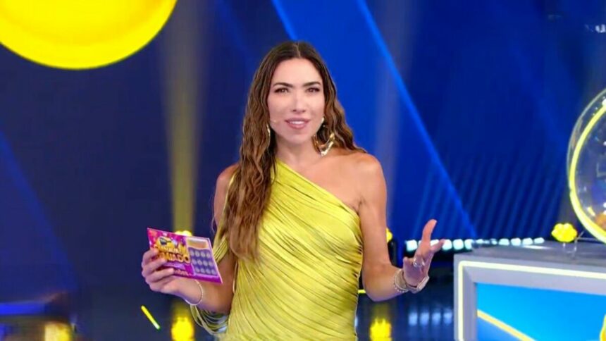 Patrícia Abravanel de vestido dourado segurando bilhete da Tele Sena de Carnaval 2025