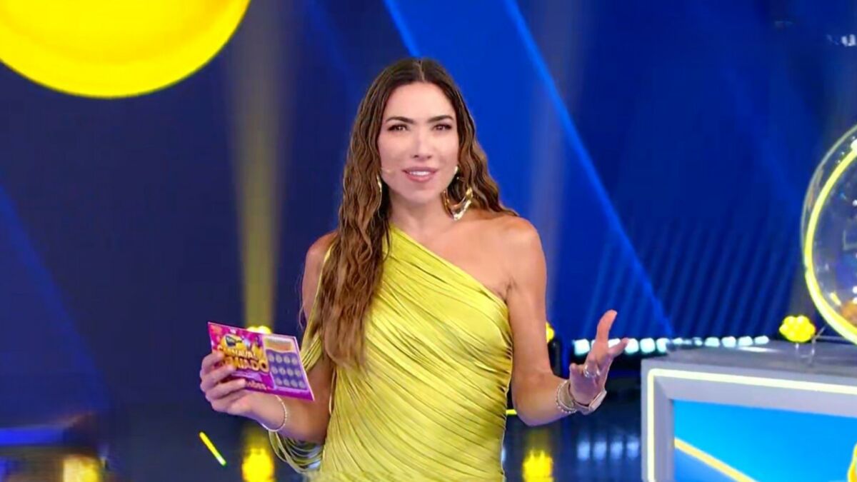 Patrícia Abravanel de vestido dourado segurando bilhete da Tele Sena de Carnaval 2025