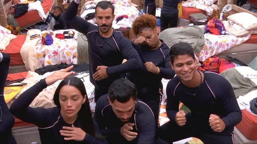 Eva, Vinicius, Mateus, Thamiris e Guilherme se preparam para a 4ª Prova do Anjo do BBB 25. Eles vestem roupa especial preta