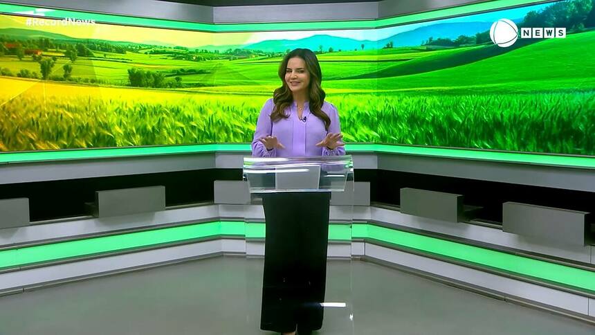 Kelly Godoy inaugurou o novo cenário da Record News