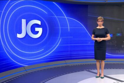 Renata Lo Prete de vestido preto no centro do cenário do Jornal da Globo sobre a denúncia da Ppgr contra Bolsonaro